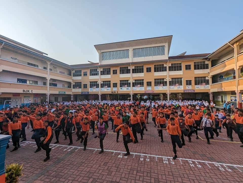 Pemandangan sekolah dari kawasan hadapan